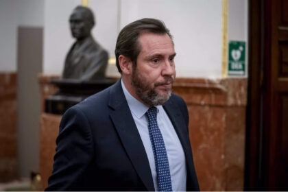 “Ministro español acusado de antisemitismo contra niños judíos en avión”