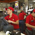 Descubre los sueldos de los empleados de McDonald’s tras el último aumento