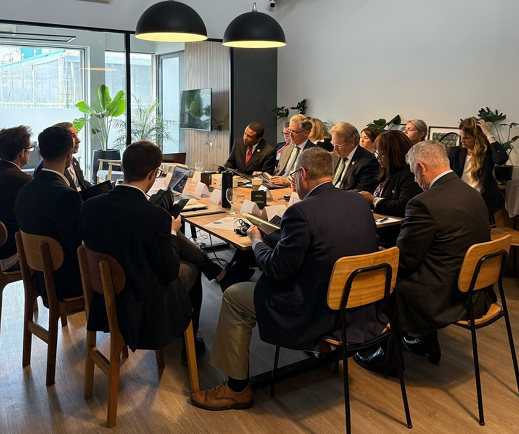 La comitiva legislativa de Estados Unidos quería conocer de cerca la adopción de stablecoins del dólar en Argentina. Fuente: Lemon.