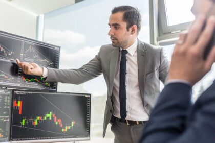 “Aranceles de Trump impactan en mercados: caída en bolsas, dólar y criptomonedas”