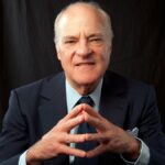 “Descubre la fortuna de Henry Kravis, el gigante de las inversiones”