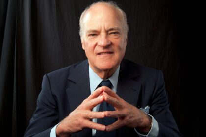 “Descubre la fortuna de Henry Kravis, el gigante de las inversiones”