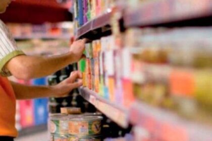 “¡Descubre los aumentos salariales para empleados de comercio en 2025!”