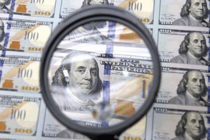 “Volatilidad del dólar: expectativas en el mercado ante tasas, elecciones y tensiones”