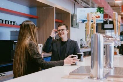 “Descubre cómo el 81% de los argentinos hacen amigos en el trabajo”