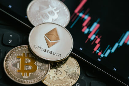 “Inversiones en Bitcoin y Ethereum: predicciones de Tom Lee para fin de año”