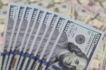 “¡Descubre por qué el dólar ha caído un 10% en 2021!”
