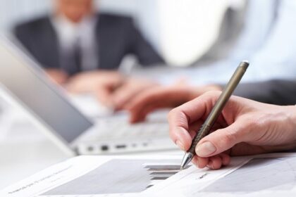 “Índice de confianza empresarial cae: impacto en dólar, inversión y empleo”