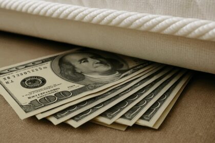 Descubre cuántos dólares guardan los argentinos en casa