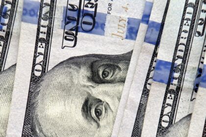 “El dólar supera los $1.400 en bancos: presión oficial no lo detiene”