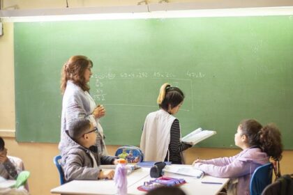 “Vouchers Educativos: Cambio clave alivia a padres y escuelas en 2025”