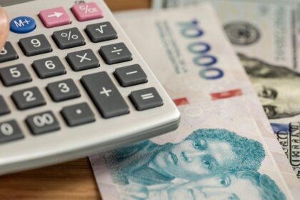 “Guía para invertir tus pesos tras la suba del dólar y colapso de acciones”