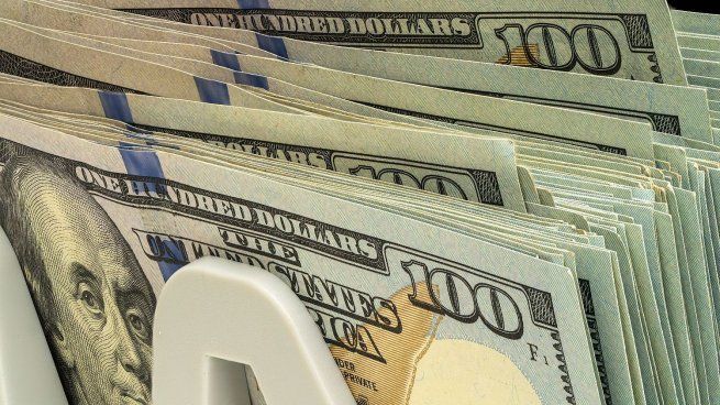 Dólar bajo presión: el oficial quedó cerca del techo de la banda y el CCL ya cruzó la línea de los $1.500.