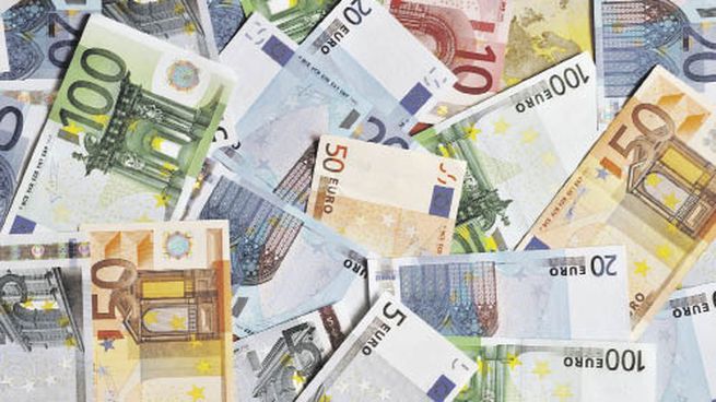 El euro tarjeta marca los $2.084,45.