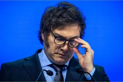 “Análisis del Financial Times sobre política cambiaria de Milei y demanda de dólares”