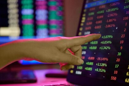 “Bonos y ADRs cierran en alza tras volatilidad y rumores de anuncios en EEUU”