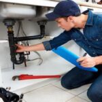 “La fuga generacional de plomeros: el oficio del futuro”