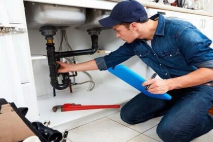 “La fuga generacional de plomeros: el oficio del futuro”