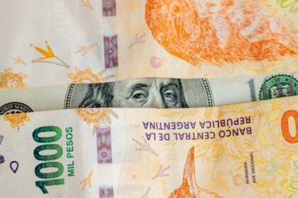 “Alerta: Peso argentino cae 30% ante dólar por incertidumbre electoral”