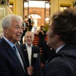 “Javier Milei: Pronóstico del riesgo país y bonos según Wall Street”