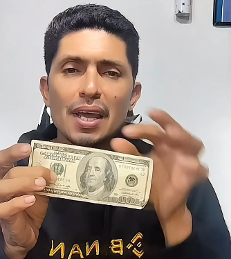 foto del educador Orlando Sevilla con un billete de USD en la mano.