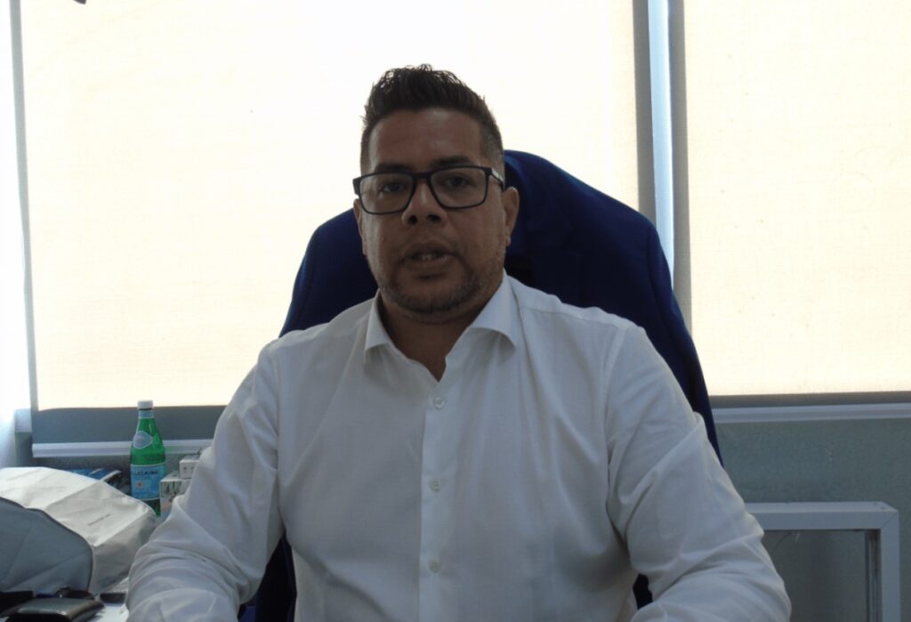 Fotografía de Juan Blanco Bracamonte en su oficina.