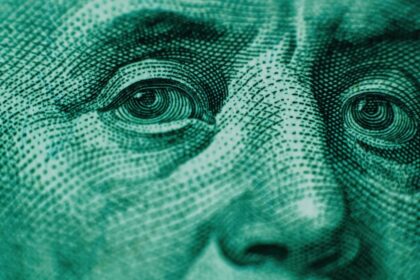 “Descenso del dólar blue: cerró semana por debajo de su récord”