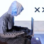 “Estatua de Satoshi Nakamoto en la Bolsa de Nueva York”