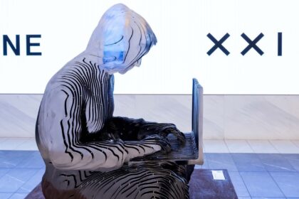 “Estatua de Satoshi Nakamoto en la Bolsa de Nueva York”